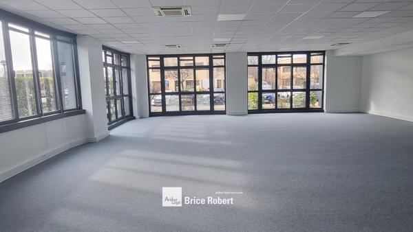 Bureaux à louer à Saint Didier au Mont d'Or avec parkings et jardin mutualisé