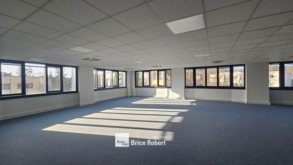 Bureaux à louer à Saint Didier au Mont d'Or avec parkings et jardin mutualisé