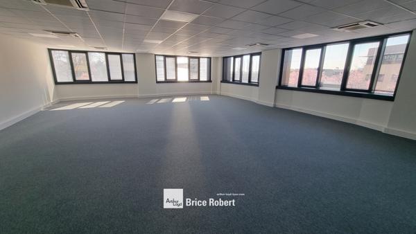 Bureaux à louer à Saint Didier au Mont d'Or avec parkings et jardin mutualisé