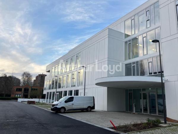 Bureaux neufs à louer à Villeneuve d’Ascq avec parkings et services