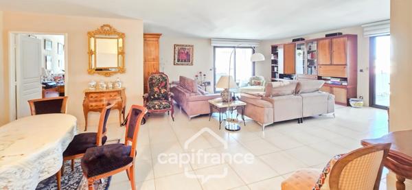 Appartement à vendre 4 pièces SANARY SUR MER (83) + 2 garages + Parking.