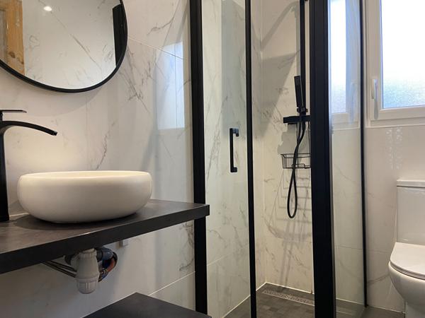 St Hilaire De Riez 3 logements (6 ch et 153 m2 au total) à 80 m de la forêt et 700 m du centre commercial