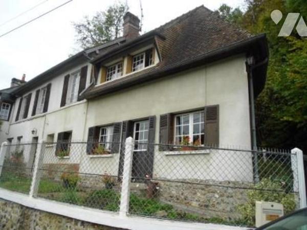 ORBEC sortie de ville. Maison avec jardin et garages.
