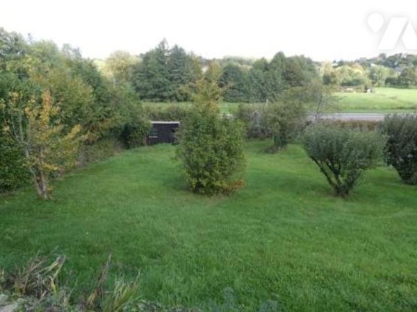 ORBEC sortie de ville. Maison avec jardin et garages.