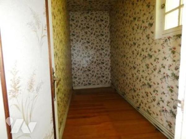 ORBEC sortie de ville. Maison avec jardin et garages.