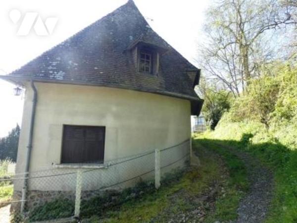 ORBEC sortie de ville. Maison avec jardin et garages.