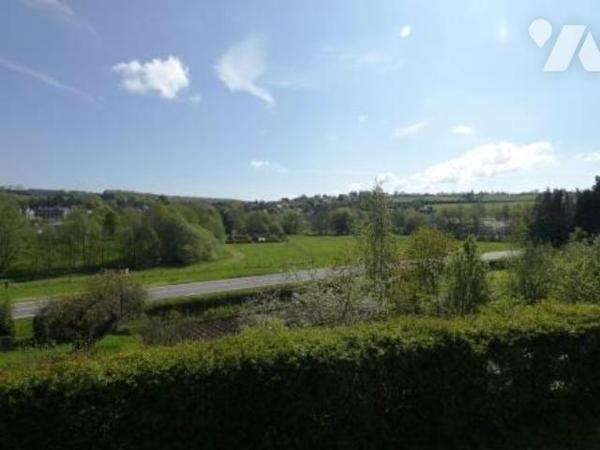 ORBEC sortie de ville. Maison avec jardin et garages.