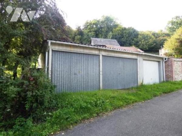 ORBEC sortie de ville. Maison avec jardin et garages.