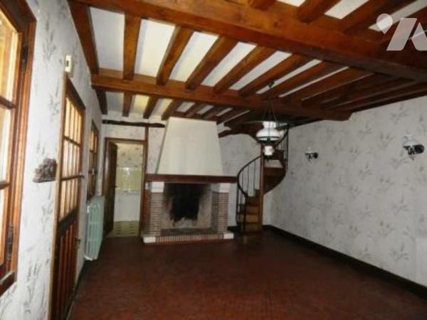 ORBEC sortie de ville. Maison avec jardin et garages.