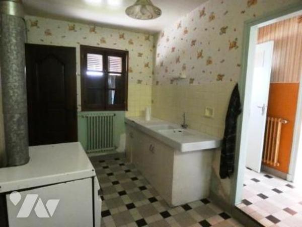 ORBEC sortie de ville. Maison avec jardin et garages.