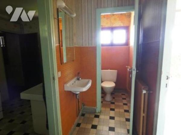 ORBEC sortie de ville. Maison avec jardin et garages.