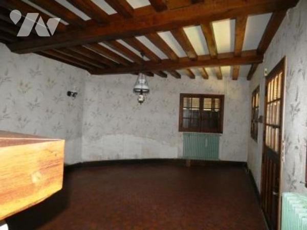 ORBEC sortie de ville. Maison avec jardin et garages.