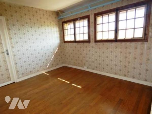 ORBEC sortie de ville. Maison avec jardin et garages.