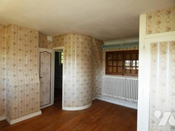 ORBEC sortie de ville. Maison avec jardin et garages.