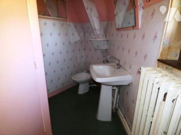 ORBEC sortie de ville. Maison avec jardin et garages.