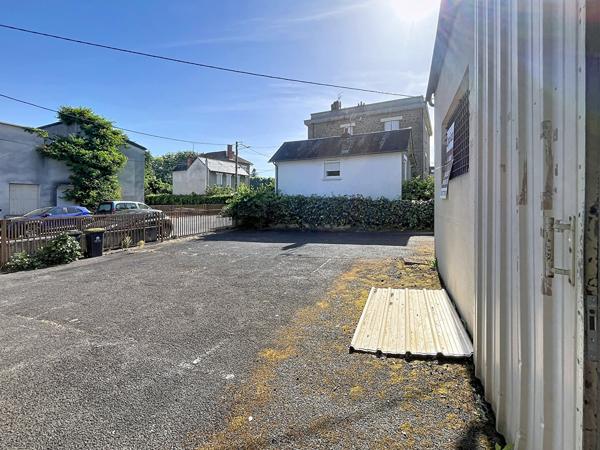 Entrepôt / local industriel Brive La Gaillarde 150 m2- toilette salle d'eau- parking