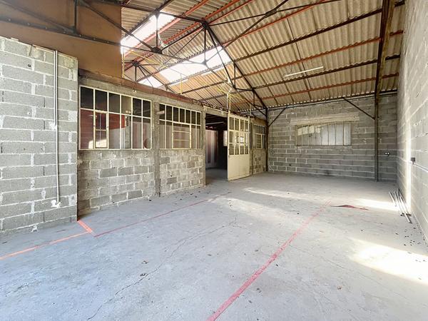 Entrepôt / local industriel Brive La Gaillarde 150 m2- toilette salle d'eau- parking