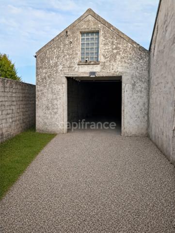 vert le petit Hangar avec parking terrain 374m²