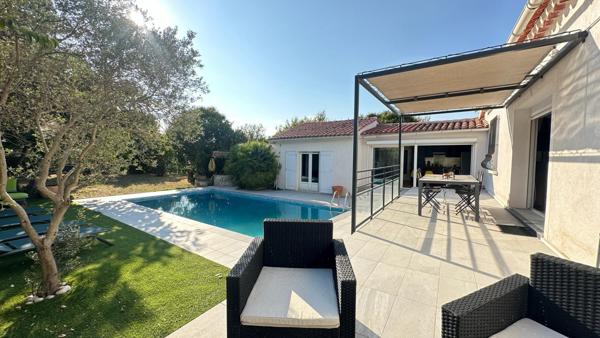 Découvrez cette maison spacieuse et sa belle piscine !