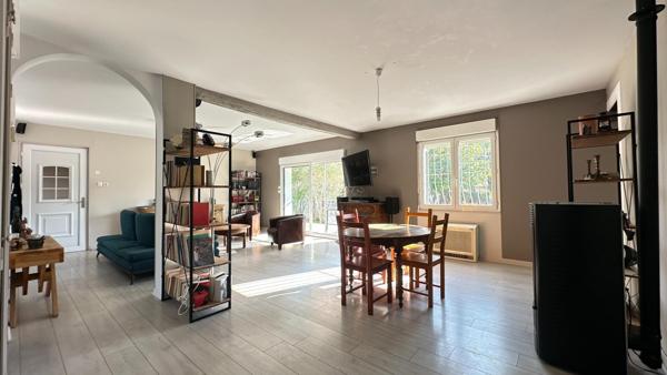 Découvrez cette maison spacieuse et sa belle piscine !