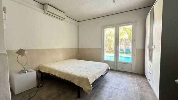 Découvrez cette maison spacieuse et sa belle piscine !