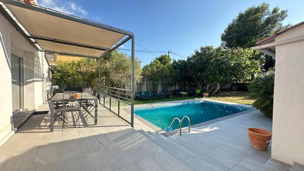 Découvrez cette maison spacieuse et sa belle piscine !