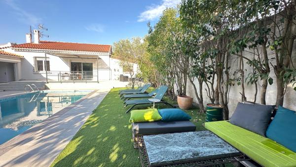 Découvrez cette maison spacieuse et sa belle piscine !