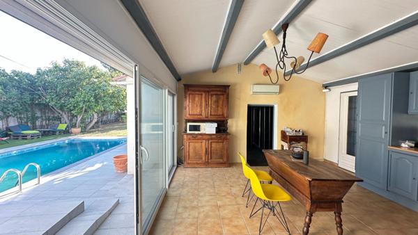 Découvrez cette maison spacieuse et sa belle piscine !