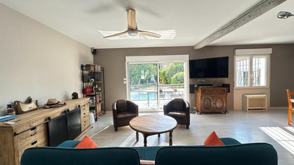 Découvrez cette maison spacieuse et sa belle piscine !