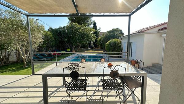 Découvrez cette maison spacieuse et sa belle piscine !