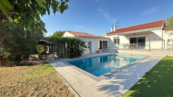 Découvrez cette maison spacieuse et sa belle piscine !