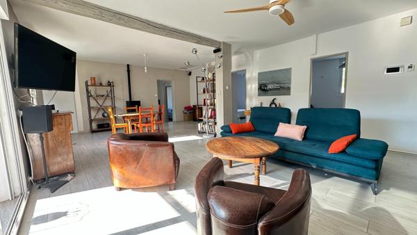 Découvrez cette maison spacieuse et sa belle piscine !