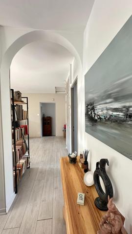 Découvrez cette maison spacieuse et sa belle piscine !