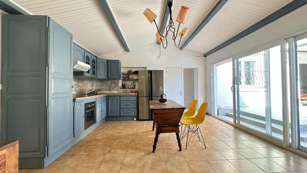 Découvrez cette maison spacieuse et sa belle piscine !