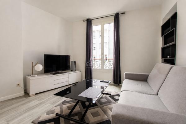 MONTMARTRE AU DERNIER ETAGE - APPARTEMENT DE DEUX PIECES 274 000 € **  - Référence  6880