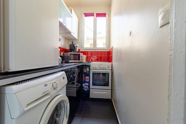 MONTMARTRE AU DERNIER ETAGE - APPARTEMENT DE DEUX PIECES 274 000 € **  - Référence  6880