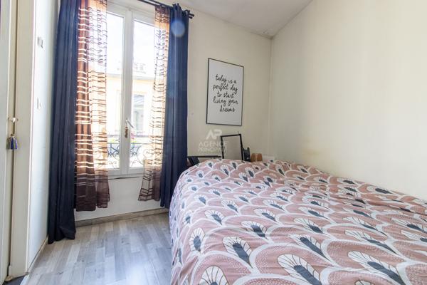MONTMARTRE AU DERNIER ETAGE - APPARTEMENT DE DEUX PIECES 274 000 € **  - Référence  6880