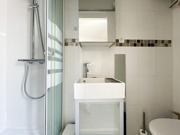 MONTMARTRE AU DERNIER ETAGE - APPARTEMENT DE DEUX PIECES 274 000 € **  - Référence  6880