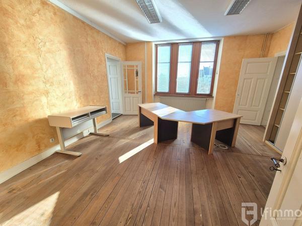 Ensemble immobilier d'environ 373 m2 sur 24.25 ares à Ingwiller.