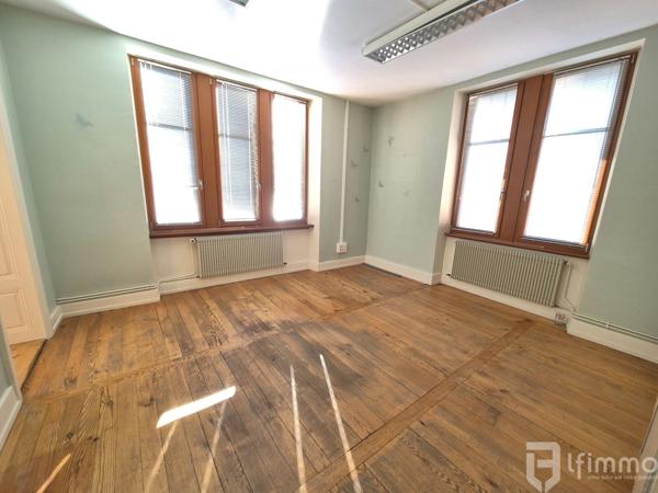 Ensemble immobilier d'environ 373 m2 sur 24.25 ares à Ingwiller.