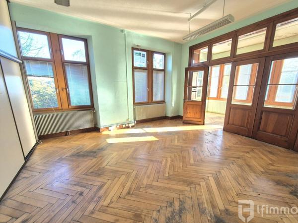 Ensemble immobilier d'environ 373 m2 sur 24.25 ares à Ingwiller.