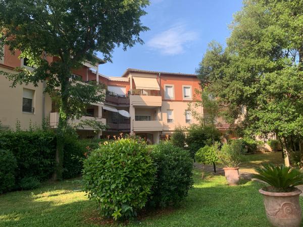 UZES centre Appartement T2 standing + Garage