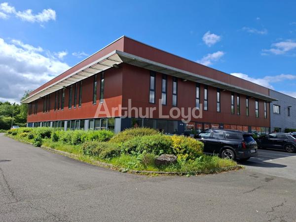 Immeuble indépendant à louer à Wambrechies - Bureaux avec stockage, parkings privatifs et accès rapide métropole lilloise