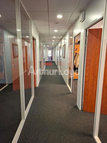 Immeuble indépendant à louer à Wambrechies - Bureaux avec stockage, parkings privatifs et accès rapide métropole lilloise