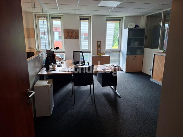 Immeuble indépendant à louer à Wambrechies - Bureaux avec stockage, parkings privatifs et accès rapide métropole lilloise