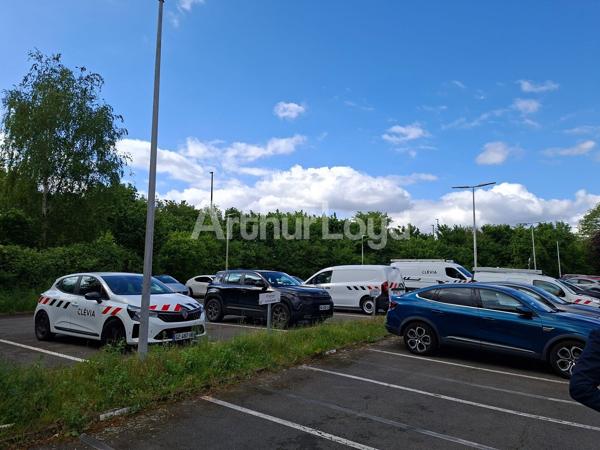 Immeuble indépendant à louer à Wambrechies - Bureaux avec stockage, parkings privatifs et accès rapide métropole lilloise