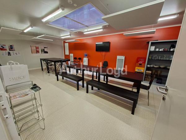 Immeuble indépendant à louer à Wambrechies - Bureaux avec stockage, parkings privatifs et accès rapide métropole lilloise