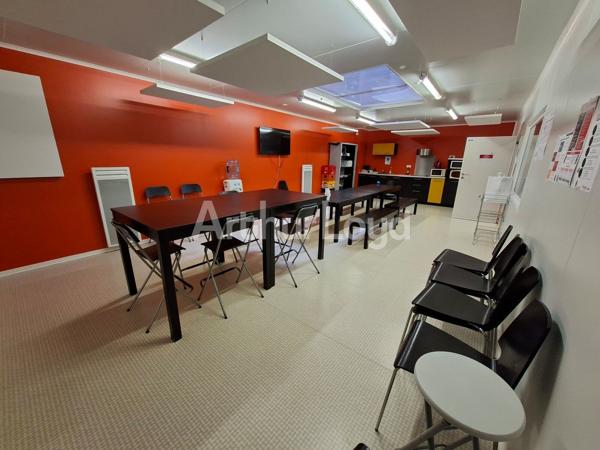 Immeuble indépendant à louer à Wambrechies - Bureaux avec stockage, parkings privatifs et accès rapide métropole lilloise