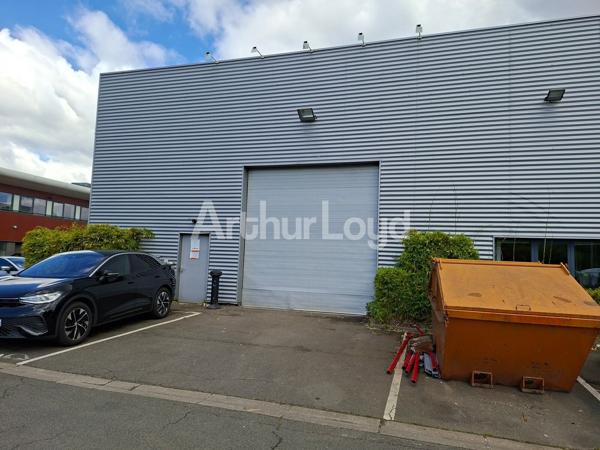 Immeuble indépendant à louer à Wambrechies - Bureaux avec stockage, parkings privatifs et accès rapide métropole lilloise