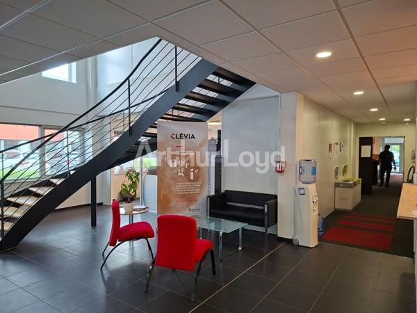 Immeuble indépendant à louer à Wambrechies - Bureaux avec stockage, parkings privatifs et accès rapide métropole lilloise